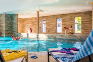 Bazén v ubytování TUI SUNEO Kinderresort Ihr entspannter Familienurlaub mit Abenteuerspielplatz & der längsten Wasserrutsche im deutschen Teil der Insel Usedom nebo v jeho okolí