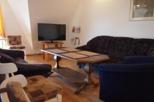 uma sala de estar com um sofá e uma mesa de centro em Männi Guesthouse em Haapsalu
