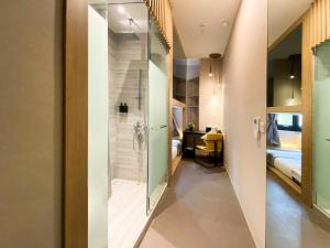 新加坡ST Signature Tanjong Pagar, DAYUSE, 8 hours, 10AM-6PM的卧室旁的浴室设有步入式淋浴间