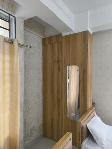 una camera con armadio in legno e letto di The Samay Inn ,Jalukbari a Guwahati