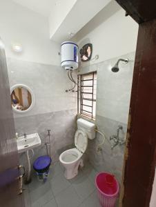 un bagno con un water e un lavandino di The Samay Inn ,Jalukbari a Guwahati