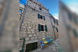 Το κτήριο όπου στεγάζεται  το διαμέρισμα