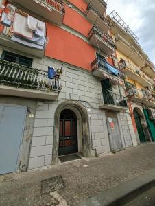 ein Gebäude mit Kleidung, die auf einem Balkon hängt in der Unterkunft RodaHouse Vista Mare in Castellammare di Stabia
