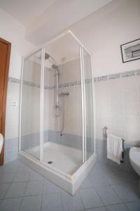 Maison Jolie في فاستو: دش مع باب زجاجي في الحمام