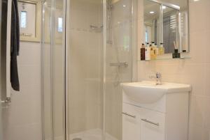 a bathroom with a sink and a shower and a sink at Heerlijk verblijven in natuur en rust op de Veluwe in Emst +52 photos