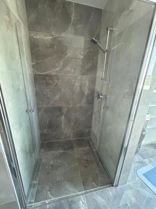 Bilik mandi di Apartments Lux
