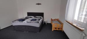 Postel nebo postele na pokoji v ubytování Apartmán pod lesem