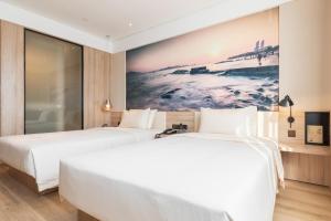 Postel nebo postele na pokoji v ubytování Atour Hotel Xiamen Jimei University