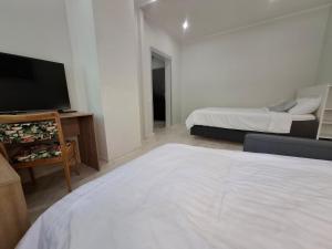 una camera da letto con un letto, una tv e un divano di Pärnu Pikk 24 apartment - Pärnu kesklinn - City center a Pärnu Altre 24 foto