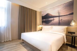 Postel nebo postele na pokoji v ubytování Atour Hotel Xiamen Jimei University