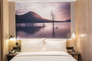 Postel nebo postele na pokoji v ubytování Atour Hotel Xiamen Jimei University