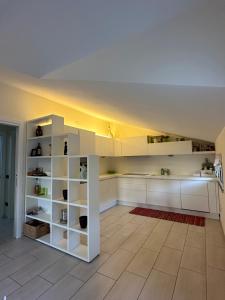 a room with white shelves and a ceiling at Villetta Nova, tra Alassio ed Albenga in Villanova dʼAlbenga