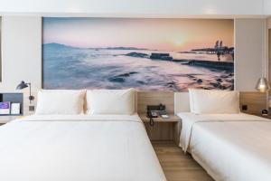 Postel nebo postele na pokoji v ubytování Atour Hotel Xiamen Jimei University