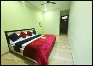 Hotel Devans Palace Stay Near Kashi Vishwanath Temple - Fully Air Conditioned rooms - Free wi-fi- & Parking - Best - Hotel客房内的一张或多张床位