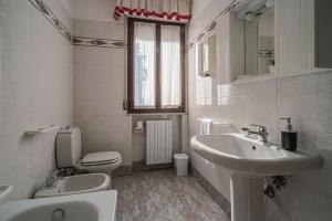 un bagno bianco con lavandino e WC di Giada Sirio & Giada Orione a Lucca