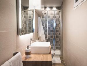 un baño con lavabo y ducha en Apartamento Las 3 Terrazas, en Cádiz 15 fotos más