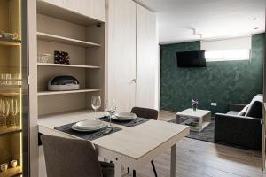 Una sala de estar con una mesa de comedor y una sala de estar con un sofá. en Apartamento Las 3 Terrazas, en Cádiz