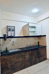 una cocina con encimera y fregadero en GharBar, en Indore
