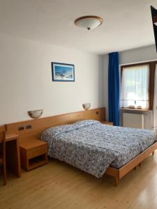 Postel nebo postele na pokoji v ubytování Garní Ladinia