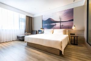 Postel nebo postele na pokoji v ubytování Atour Hotel Xiamen Jimei University