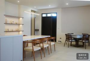 a dining room with a table and chairs at 樵築包棟民宿 唱歌電動麻將 2025年6月全新裝潢 in Yuanshan