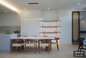 a kitchen with a table and some chairs at 樵築包棟民宿 唱歌電動麻將 2025年6月全新裝潢 in Yuanshan