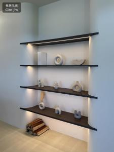a row of black shelves on a wall at 樵築包棟民宿 唱歌電動麻將 2025年6月全新裝潢 in Yuanshan