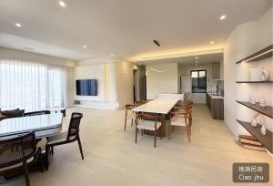 a large room with a table and chairs and a kitchen at 樵築包棟民宿 唱歌電動麻將 2025年6月全新裝潢 in Yuanshan