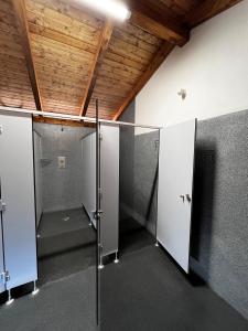 Koupelna v ubytování Teepee a karavanové stání Koupálo Janovičky