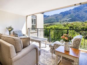 un salon avec un canapé et une table dans l'établissement W-Collection Franschhoek L'Ermitage Villas, à Franschhoek