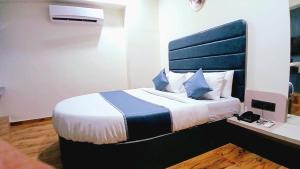 Postel nebo postele na pokoji v ubytování hotel radhe krishna