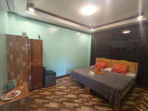 una camera da letto con un letto in una stanza di Little Apple Homestay near Paliton Beach Siquijor Island a San Juan