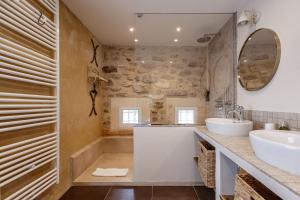 Ένα μπάνιο στο Mas Millésime - Gîtes Carignan - 4 pers - piscine privative - St Remy de Provence +50 φωτογραφίες