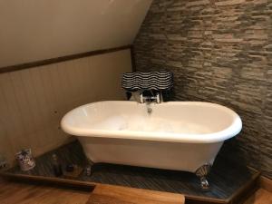 O baie la Luxury cottage in Strontian +26 fotografii
