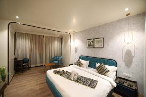 Postel nebo postele na pokoji v ubytování Hotel Seven Stone Bhilwara