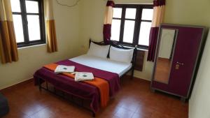 Un dormitorio con una cama con dos toallas encima. en Baga Apartments Goa, en Calangute 28 fotos más