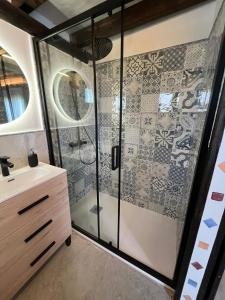 a bathroom with a shower and a sink at La Cabaña del Lago in Sanlúcar de Barrameda