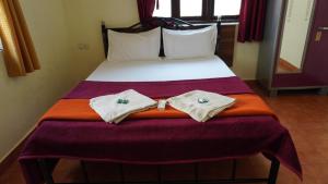 カラングートにあるBaga Apartments Goaのタオル2枚が備わるドミトリールームのベッド1台分です。 +49枚の写真