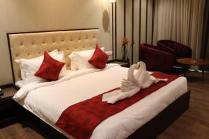 Postel nebo postele na pokoji v ubytování Hotel Seven Stone Bhilwara