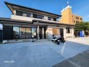 田边市旅の宿さくら庵的停在大楼前的摩托车