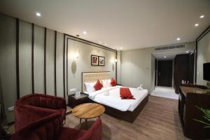 Postel nebo postele na pokoji v ubytování Hotel Seven Stone Bhilwara
