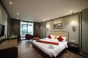 Postel nebo postele na pokoji v ubytování Hotel Seven Stone Bhilwara
