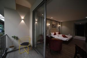 Postel nebo postele na pokoji v ubytování Hotel Seven Stone Bhilwara