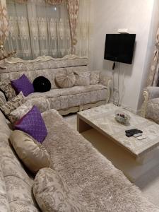 プリシュティナにあるCharisma homesのソファとコーヒーテーブルのあるリビングルーム