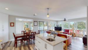 uma cozinha e sala de estar com mesa e cadeiras em CLUBHOUSE COTTAGE home em Jekyll Island