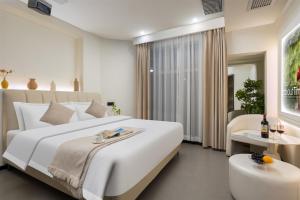 Postel nebo postele na pokoji v ubytování Changsha AquaEdge Hotel Wuyi Square长沙悦己阅湘江酒店
