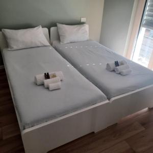 a bed with two pillows on top of it at Appartamento vicino a Ospedale, Duomo, ENI - MB in San Giuliano Milanese