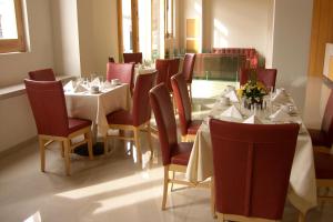 Rymma Hotel في موريليا: غرفة طعام مع طاولات وكراسي في مطعم