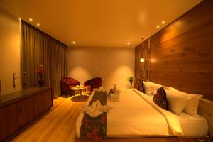 Postel nebo postele na pokoji v ubytování Hotel Seven Stone Bhilwara