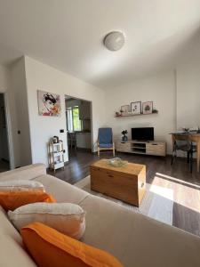 a living room with a couch and a table at THE SUNFLOWER APARTMENT in Ronzo Chienis